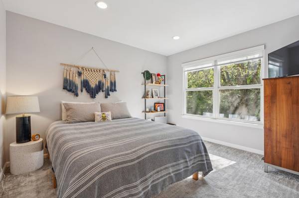 $1,495 / 1 habitación - Habitación amueblada en una lujosa casa familiar con piscina - Centro de Fairfax. (fairfax)