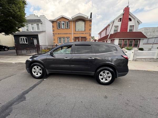 2015 chevrolet traverse lt runs excellent looksgood 126k. must sell - $3,250 (queen)63614395230209122