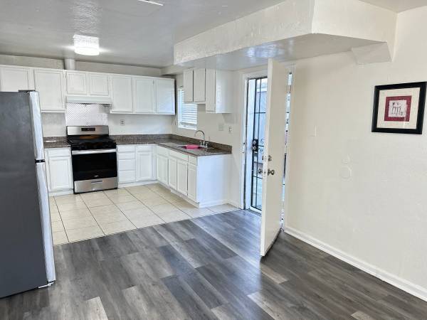 $2,950 / 3br - 1200ft2 - Large 3 Bedroom Apartment With Washer/Dryer Hook Ups! (oakland east)63682888619777123