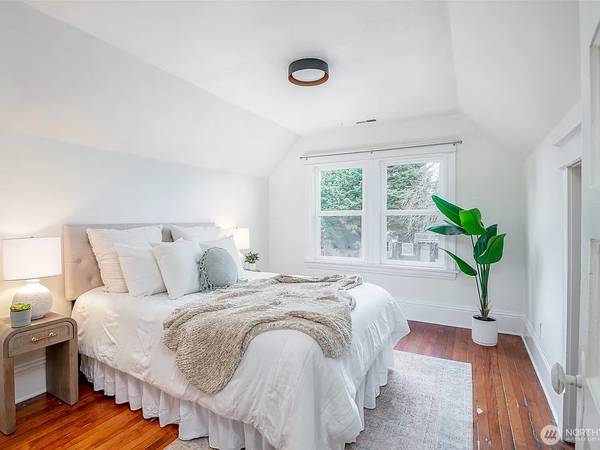 144ft2 - Spacious Bedroom, Attached Parking 1