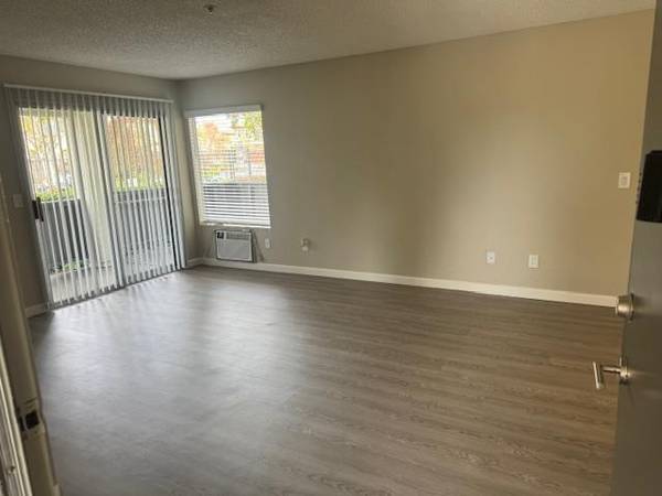$2,645 / 2br - 920ft2 - Unidad en esquina con luz solar natural (Vista)63865702166915120