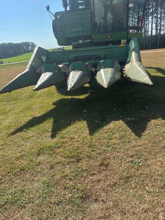 John Deere 443  - 4 row corn head 1