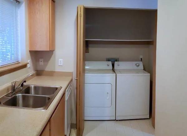 $1,500 / 2br - Air Conditioning, Walkable Suburb, Specialty Stores & Department Store (East Portland)63956353849859123