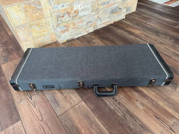 Roadrunner Boulevard Hard Shell Electric Guitar Case 1