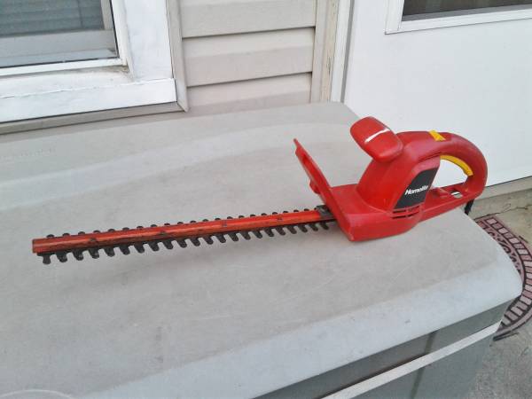 Homelite 17 in. 2.7 Amp Electric Hedge Trimmer - $25 (Staten Island)63471259915267124