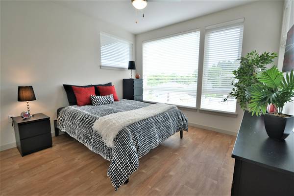$1,495 / 1br - ¡Vistas espectaculares en todas direcciones en The Urbanaire! (SE Portland, Belmont, Buckman)63831251343361124