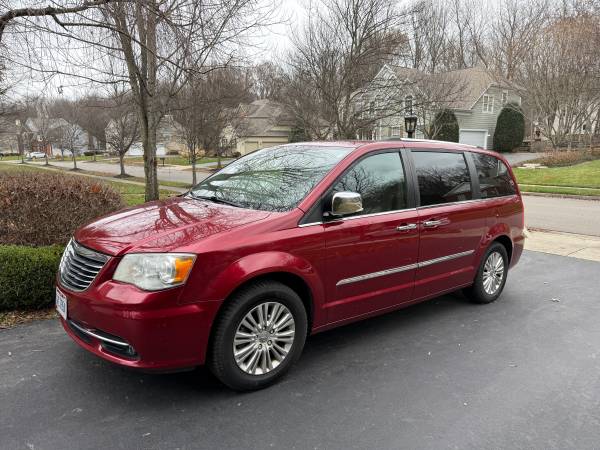 2012 Chrysler Town and Country Limited for sale- Excellent condition 1