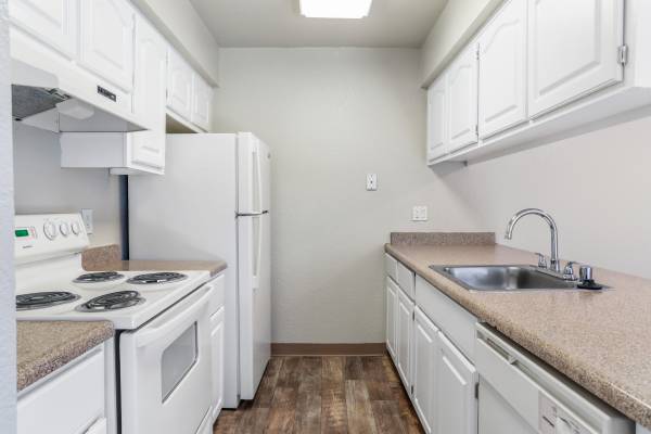 $1,765 / 2br - 780ft2 - 2x1 Ready Now! $176563844740357377122