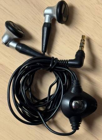 🎧 Earbuds / Earphones with 3.5mm Jack and Mute Button (new) 1