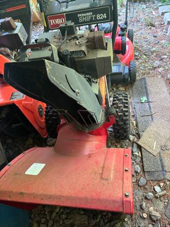 Toro 824 Powershift snowblower 1