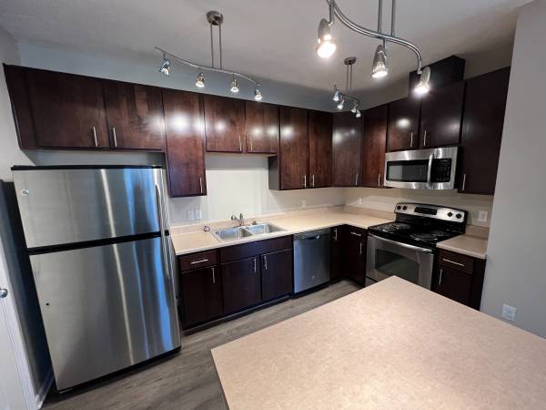 $1,210 / 1br - 805ft2 - Two Pools and Two Fitness Centers! ON SPECIAL!63681624142595121