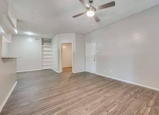 $1,365 / 2br - 900ft2 - ¡Ubicado en Irving!, Piso con aspecto de madera, 2H 2BA (1400 Esters Rd, Irving, TX)63796257697027120