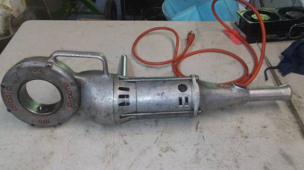 RIGID 700 Hand Held Power Drive Pipe Threader 1