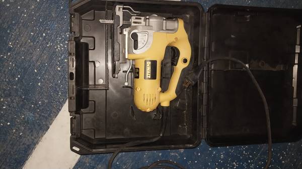DEWALT Variable Speed Jigsaw with Case 1