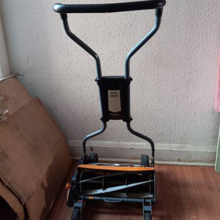 Fiskar Manual Mower 1