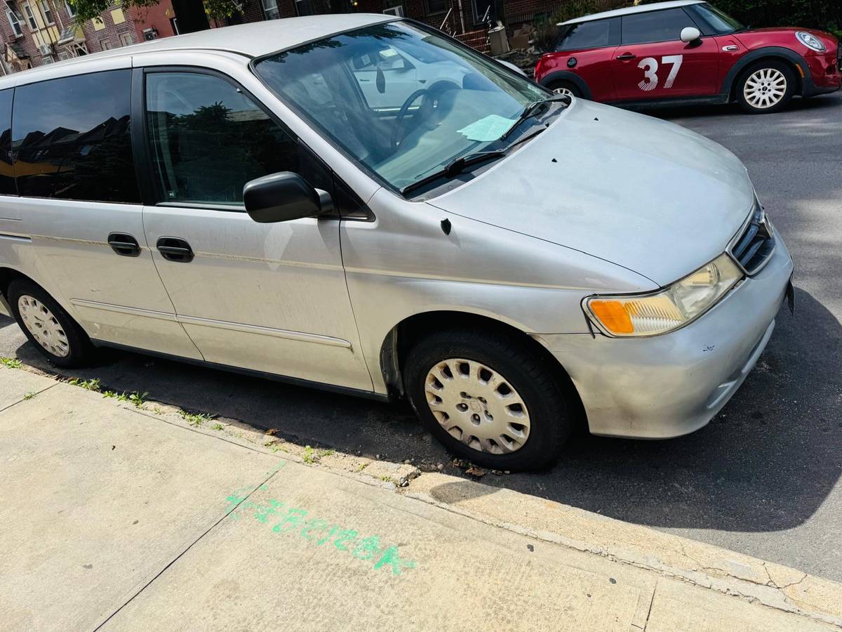 Honda Odyssey 2002 clean title, good condition, clean family van