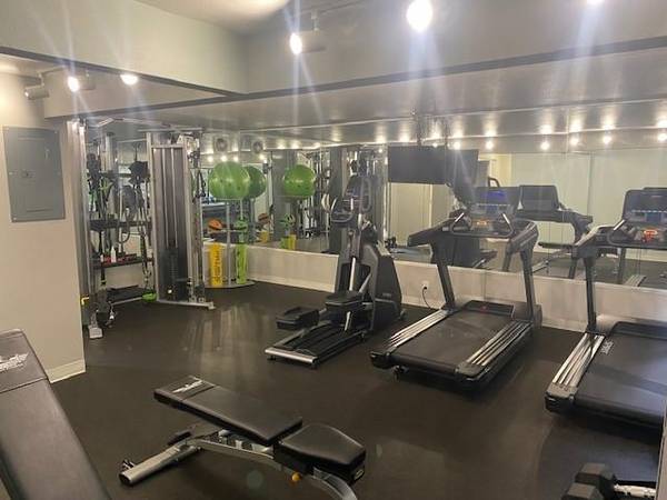 $2,500 / 2br - 921ft2 - Spacious Floor Plan, One Block to Bus Line, Fully Equipped Kitchen (Beacon Hill)63944966258818123