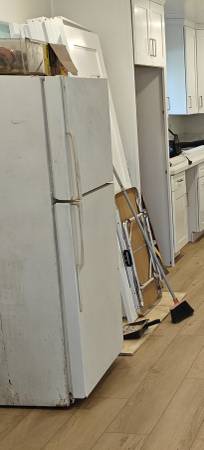 FREE WORKING REFRIGERATOR (GOOD GARAGE FRIDGE) 1