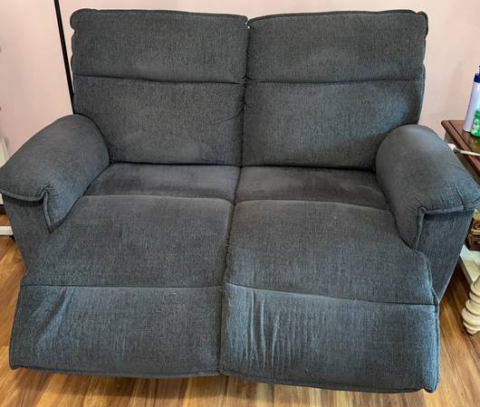 La-Z-Boy Loveseat 1