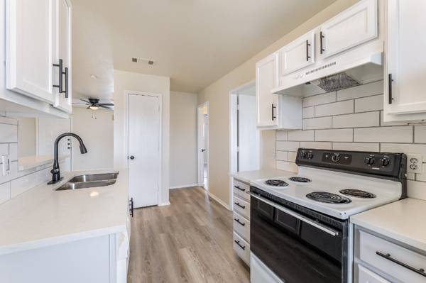 $1000.00 / 2br - 800ft2 - Newly Renovated 2B/1Ba Apartment Home! (Killeen)63843413878403124
