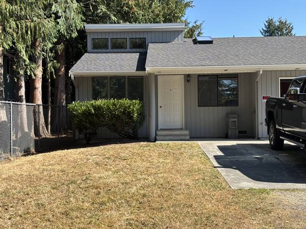 Duplex Rambler, 2 Bedroom, 1 Bath, 1000 sqft, Garage, Fenced Backyard 1