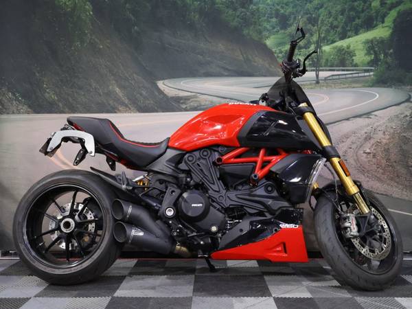 2021 Ducati Diavel 1260 S Ducati Red Longitudinal Twin 1262