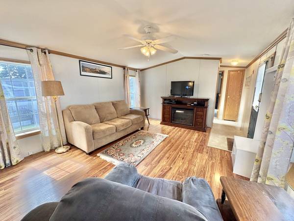 $119,000 / 980ft2 - ---$119,000--Single wide mobile in Park YEAR ROUND (old orchard beach)