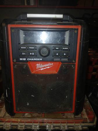 Milwaukee Jobsite/M18 Charger 1