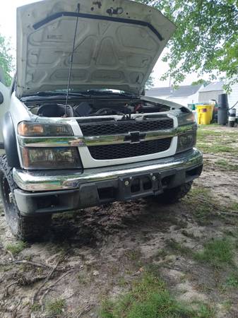 2007 Chevy Colorado headlights and grill 1
