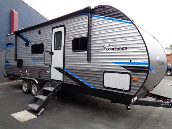 OVER 48% OFF! NEW 2022 Coachmen Catalina Travel Trailer - CLEARANCE! 1