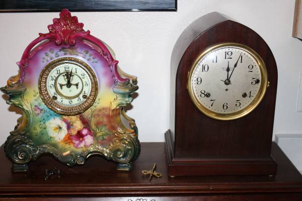 CLOCK(S): 2-Highly Collectible Mantel Clocks, Excellent Condition 1