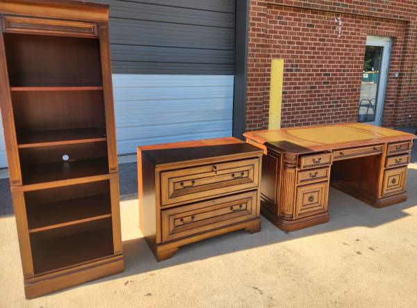 Executive desk set from Aspen Home 1