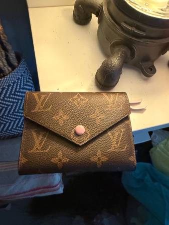 LV wallet 1
