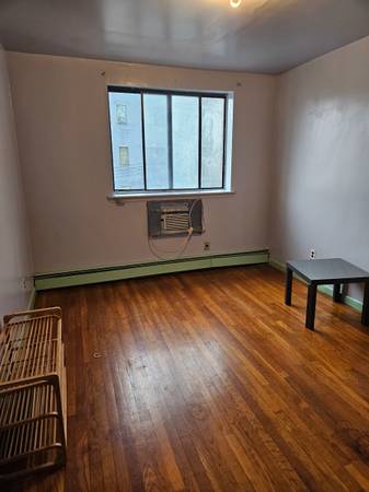 $1,100 / 4br - Room for rent with great public transportation (Woodside, Queens)64033632300802122