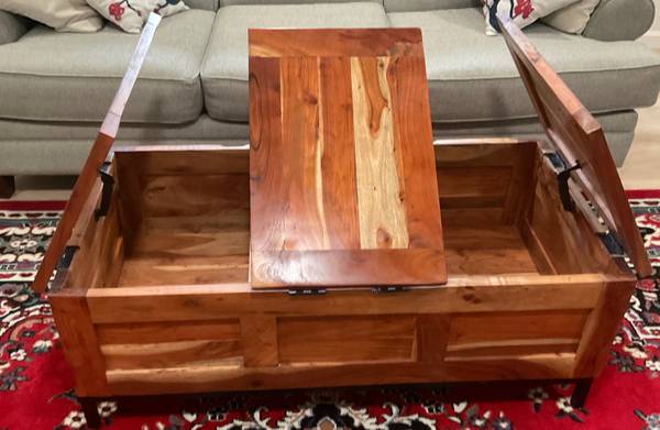 Chest coffee table. Solid wood. Sturdy 1