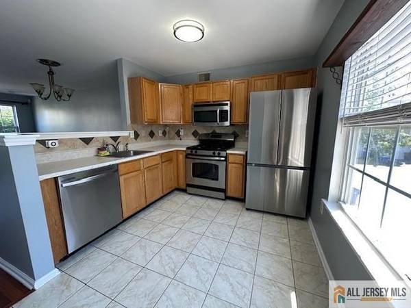 $2,800 / 2br - Casa adosada de 3 pisos con garaje (Sayreveille)63676328571523120