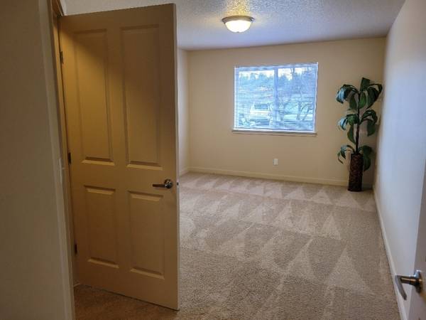 $1,754 / 2br - 1107ft2 - First Floor, Spacious, Carport, Fitness Center, Dog Park (7915 NE Burton Rd, Vancouver, WA)63956647218178123