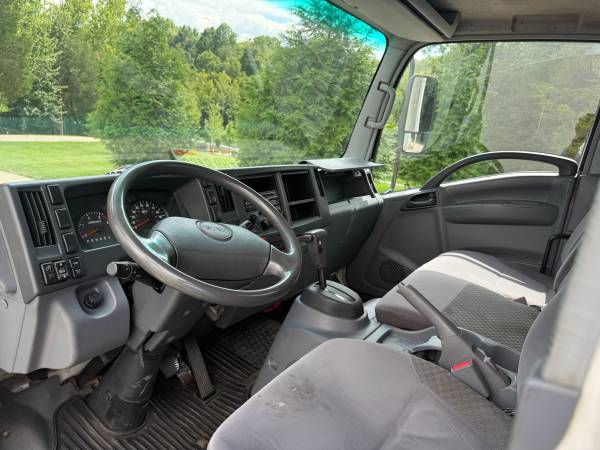 2010 Isuzu Reefer / Refrigerated - Photo 4