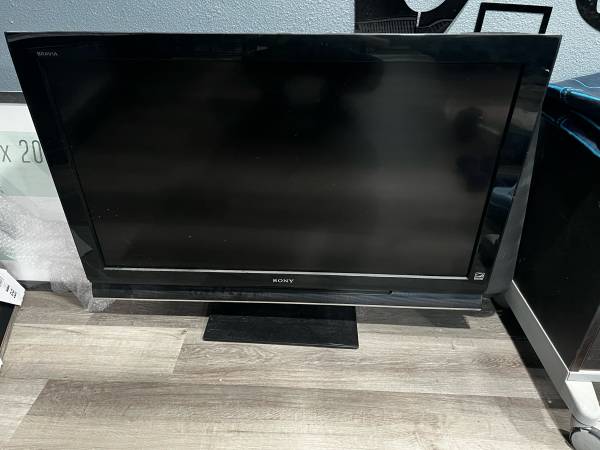 40 in Sony Flat Screen TV with Remote 1