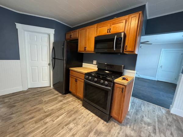 $2400.00 / 3br - 1300ft2 - 3 Bedroom, 1.5 Bath, Laundry and Parking63931922806658120