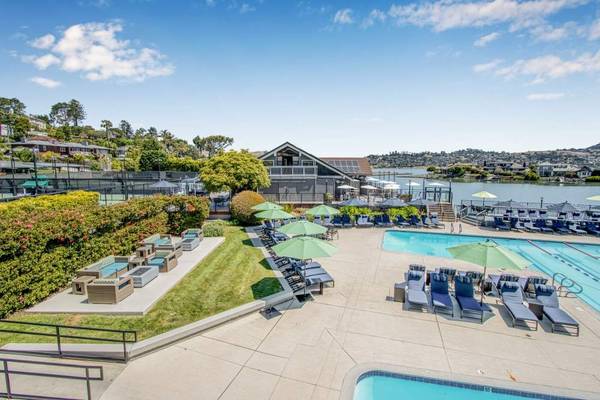 $3,859 / 1br - 832ft2 - In-Unit Washer/Dryer, Fireplace, Tennis Courts (mill valley)63880013108227124