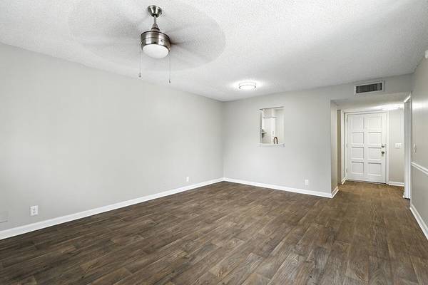 $1,035 / 1br - 690ft2 - Business center with conference room & Wi-Fi, Pet friendly (City Side)63904697810306123