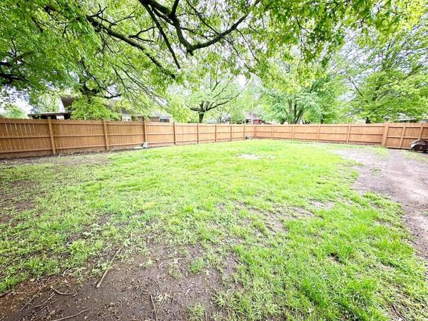 $1,350 / 2br - 1200ft2 - 2 Bed, Brick house with Fenced in double lot on College Ave!! (Terre Haute)62948851829505122