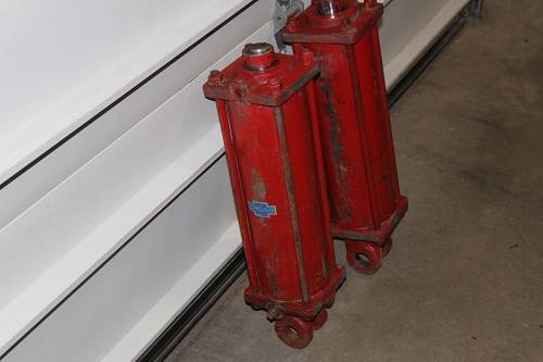 2 CROSS Hydraulic Cylinders 1