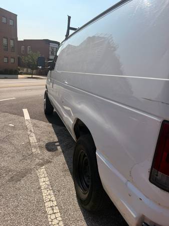 2007 Ford E250 - Photo 4