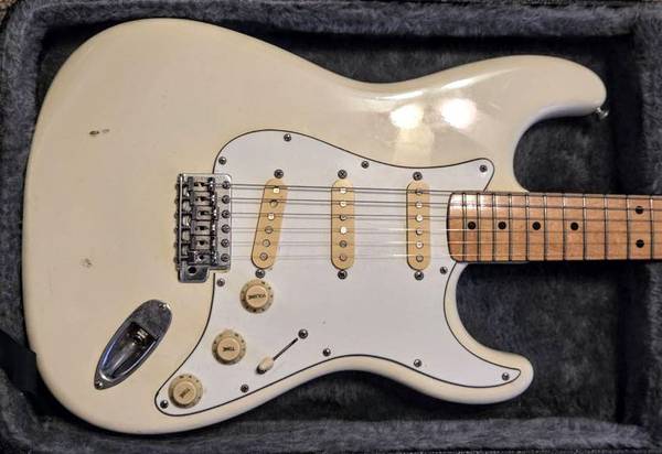 2014 Squier Stratocaster Electric Guitar 1