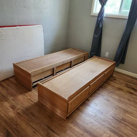Solid Oak Storage Platform base for Queen or Twin Bed, 6 Drawers 1