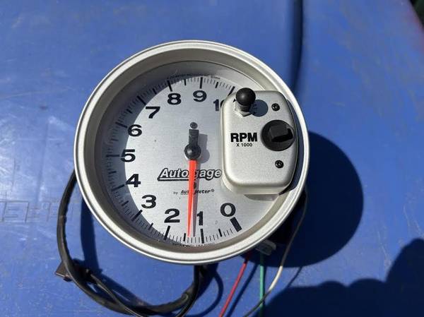 AUTOMETER AUTO GAGE Sport-Comp Silver Tach 1