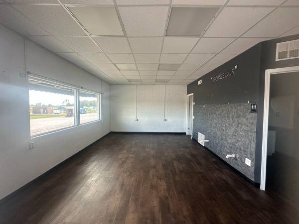 $74,900 / 444ft2 - Turn-Key Commercial Space! (Minden)64021009502595123