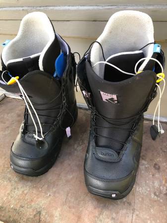 BURTON Mint Women’s snowboard boots Size 8.5 1